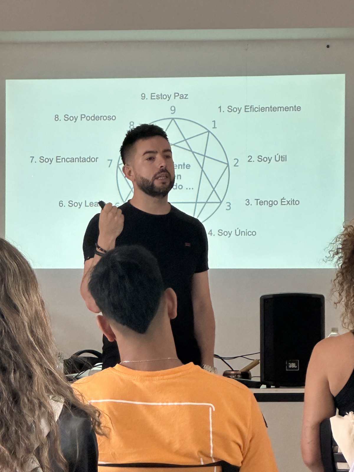 Edu explicando el eneagrama